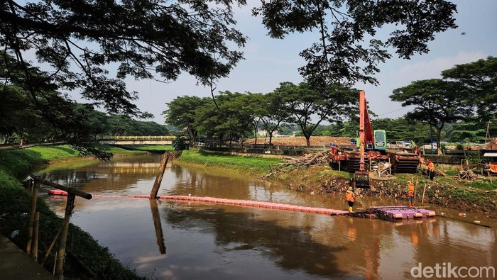 Sampah Kali Pesanggrahan Dibersihkan Endapan lumpur terlihat saat para pekerja mengeruk sampah sungai di Kali Pesanggrahan, Jakarta Selatan, Jumat (3/4/2024).