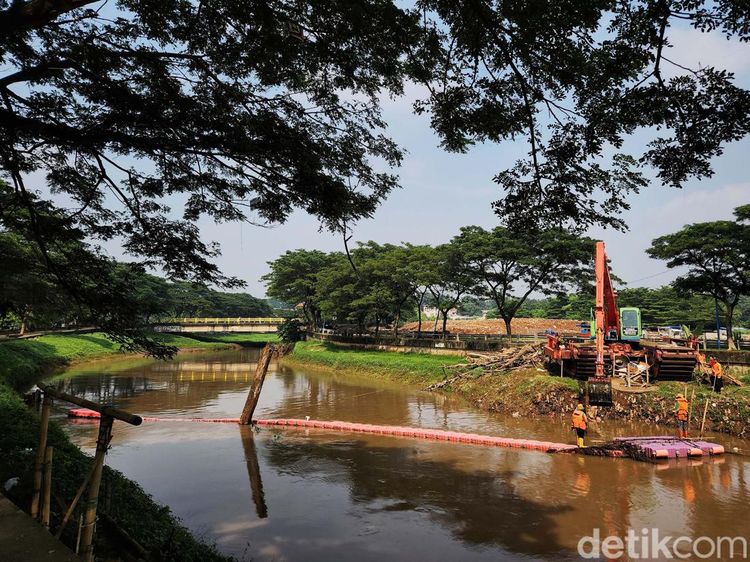 Sampah Kali Pesanggrahan Dibersihkan