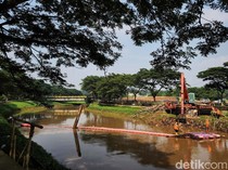 Sampah Kali Pesanggrahan Dibersihkan