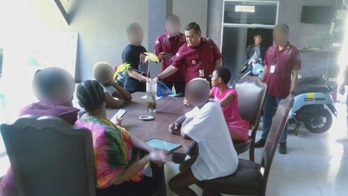 Sebanyak tujuh WNA ditangkap Kantor imigrasi Ngurah Rai dari kawasan Kuta dan Seminyak, Kamis (2/5/2024). (Dok. Kantor Imigrasi Ngurah Rai)