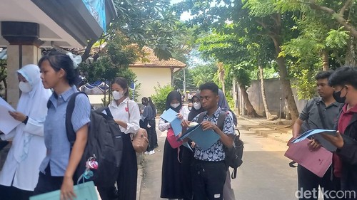 Sejumlah peserta mengikuti UTBK di kampus Undiksha Singaraja, Buleleng, Bali, Jumat (3/5/2024). (Foto: Made Wijaya Kusuma/detikBali)