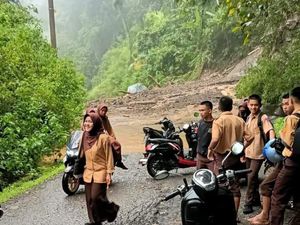 Longsor Timbun Akses Jalan di Lembang Pinrang, Siswa Terhambat ke Sekolah