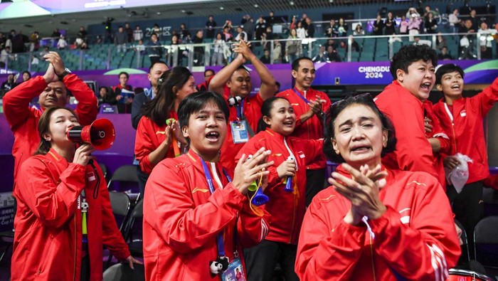 Semringah Tim Uber Indonesia Lolos ke Semifinas Pebulu tangkis tunggal putri Indonesia Ester Nurumi Tri Wardoyo (kiri) berpelukan dengan pebulu tangkis tunggal putri Indonesia Gregoria Mariska Tunjung (kanan) usai menang atas Thailand dalam babak perempatfinal Piala Uber 2024 di Chengdu Hi Tech Zone Sports Center Gymnasium, Chengdu, China, Jumat (3/5/2024). Tim bulu tangkis putri Indonesia menang melawan tim bulu tangkis putri Thailand dengan skor 3-0, dengan ini Indonesia lolos ke semifinal dan akan bertemu dengan tim bulu tangkis Korea Selatan. ANTARA FOTO/Galih Pradipta/foc.