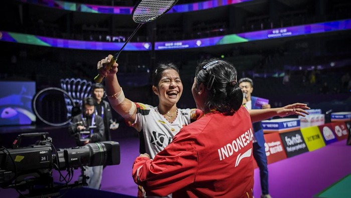 Pebulu tangkis tunggal putri Indonesia Ester Nurumi Tri Wardoyo (kiri) berpelukan dengan pebulu tangkis tunggal putri Indonesia Gregoria Mariska Tunjung (kanan) usai menang atas Thailand dalam babak perempatfinal Piala Uber 2024 di Chengdu Hi Tech Zone Sports Center Gymnasium, Chengdu, China, Jumat (3/5/2024). Tim bulu tangkis putri Indonesia menang melawan tim bulu tangkis putri Thailand dengan skor 3-0, dengan ini Indonesia lolos ke semifinal dan akan bertemu dengan tim bulu tangkis Korea Selatan. ANTARA FOTO/Galih Pradipta/foc.