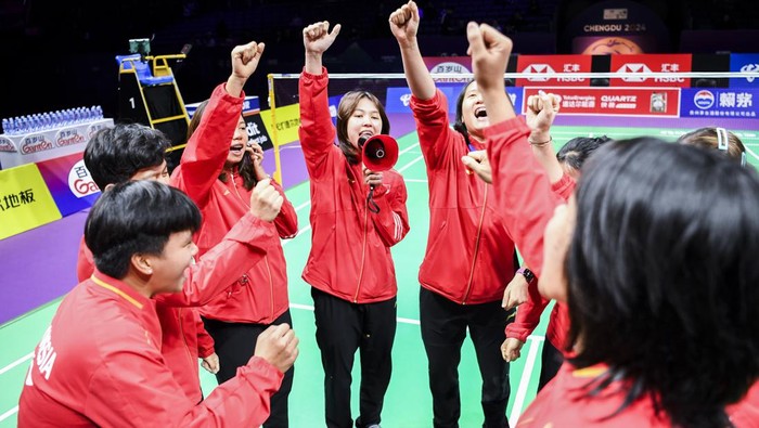 Semringah Tim Uber Indonesia Lolos ke Semifinas Pebulu tangkis tunggal putri Indonesia Ester Nurumi Tri Wardoyo (kiri) berpelukan dengan pebulu tangkis tunggal putri Indonesia Gregoria Mariska Tunjung (kanan) usai menang atas Thailand dalam babak perempatfinal Piala Uber 2024 di Chengdu Hi Tech Zone Sports Center Gymnasium, Chengdu, China, Jumat (3/5/2024). Tim bulu tangkis putri Indonesia menang melawan tim bulu tangkis putri Thailand dengan skor 3-0, dengan ini Indonesia lolos ke semifinal dan akan bertemu dengan tim bulu tangkis Korea Selatan. ANTARA FOTO/Galih Pradipta/foc.