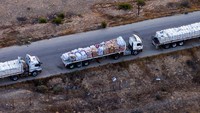 Truk-truk ini membawa bantuan makanan, pakaian hingga obat-obatan untuk pengungsi Palestina.  
