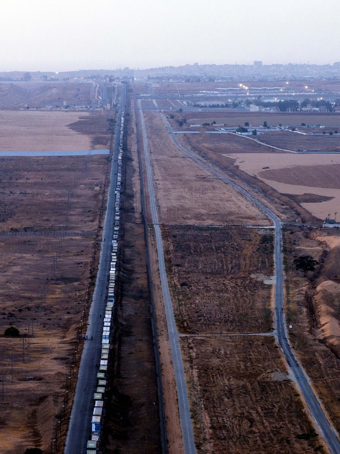 Seperti Kereta, Begini Potret Antrean Truk Pembawa Bantuan untuk Gaza A drone picture of a line of trucks waiting on an Egyptian road along the border with Israel, near the Rafah border crossing with the Gaza Strip May 2, 2024. REUTERS/Oren Alon