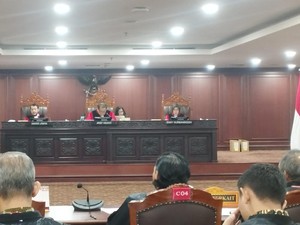 Hakim MK Heran Tanda Tangan Surya Paloh di Surat Kuasa Beda dengan KTP