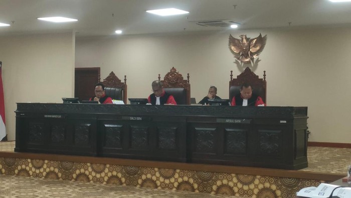 Kritik Hakim MK: Peserta Sidang Persidangan Pemilu Diperingatkan atas Keterlambatan