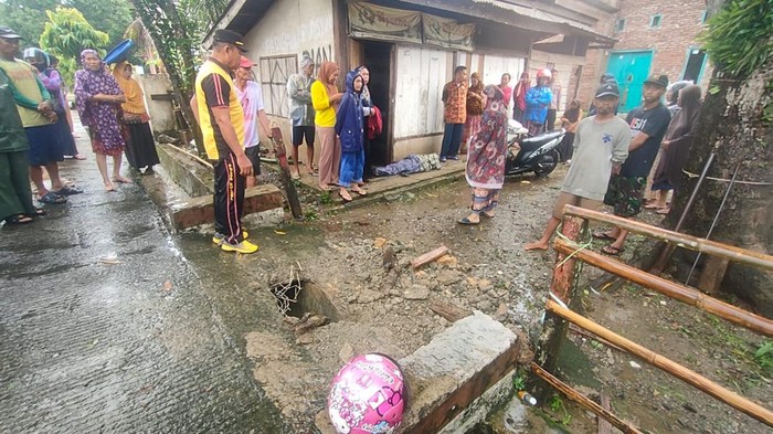 Siswi SD di Bone tewas usai terseret arus banjir hingga terjebak di gorong.