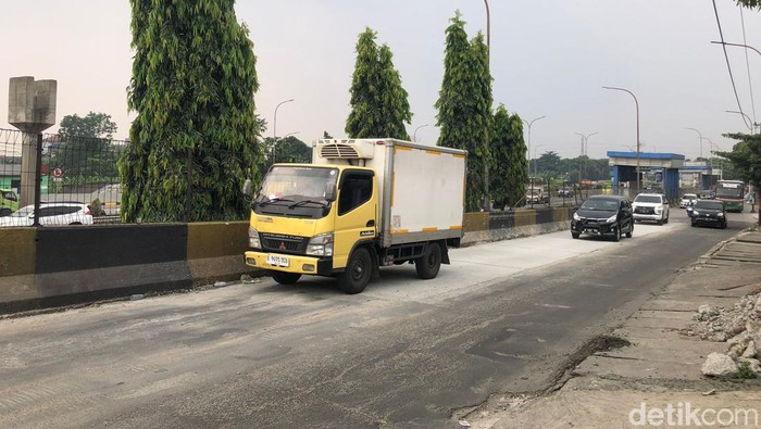 Suasana jalan dekat Terminal Kampung Rambutan usai jalan diperbaiki. (Rifka/detikcom)