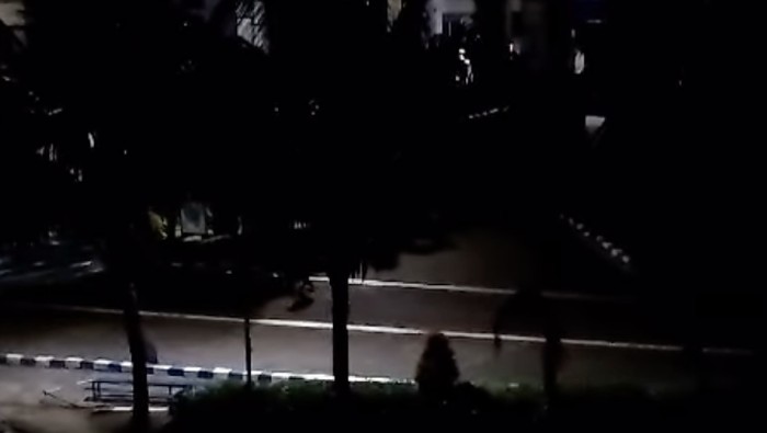 Suasana Kampus Unismuh Makassar saat demo Hardiknas berlangsung hingga malam hari. Dokumen Istimewa