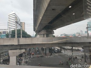 Cerita Warga Kena Prank Cuaca Jakarta, Panas Terik Mendadak Hujan