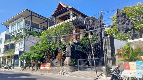 Suasana rumah bertingkat tiga milik Bendesa Adat Berawa Ketut Riana di kawasan Pantai Berawa, Desa Tibubeneng, Kuta Utara, Badung, Bali, Jumat (3/5/2024). (Foto: Agus Eka/detikBali)