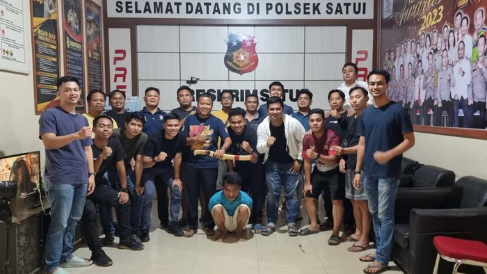 Pria berinisial CM (25) di Tanah Bumbu, Kalimantan Selatan (Kalsel), tewas usai digorok temannya inisial MH (30) gegara bermain mata dengan istri pelaku.