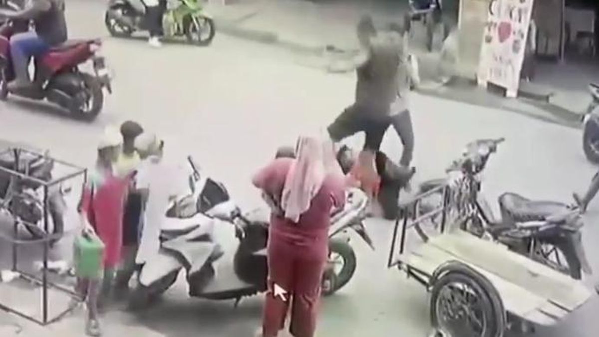 Viral Pria di Sumut Tinju-Tendang Tukang Becak Lansia, Polisi Buru Pelaku