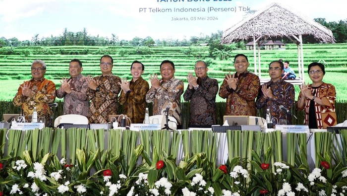 Telkom Tebar Dividen Rp17,68 Triliun PT Telkom Indonesia (Persero) Tbk menggelar Rapat Umum Pemegang Saham Tahun Buku 2023. Rapat tersebut menyetujui pembagian dividen tunai sebesar Rp17,68 triliun atau 72%.
