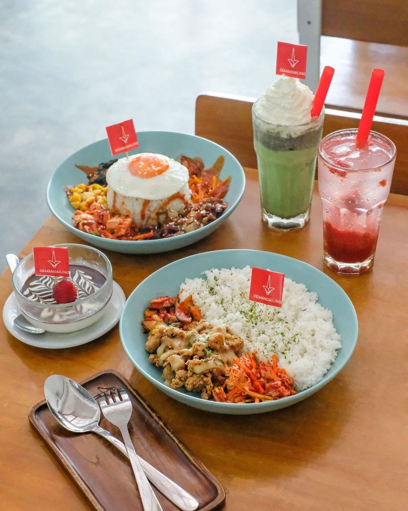 Tempat makan di MERR Surabaya: Demandailing Cafe MERR.