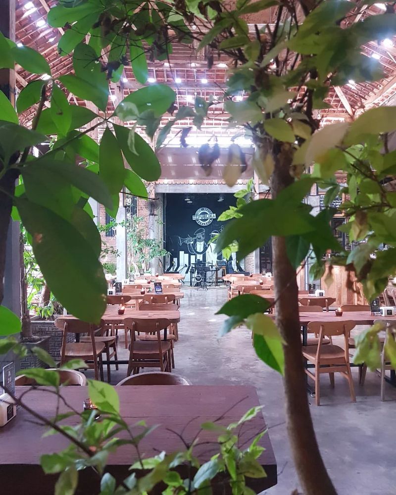 Tempat makan di MERR Surabaya: Republika Cafe & Resto.