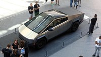 Cybertruck merupakan mobil pickup listrik pertama buatan Tesla.  