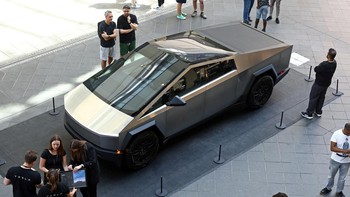 Tesla Cybertruck menarik perhatian di Berlin, Jerman. Elon Musk mengatakan dirinya tidak akan mungkin mendukung Kadyrov yang merupakan kaki tangan pemimpin Rusia, Vladimir Putin. Apalagi, sampai memberik hadiah mobil-mobil Tesla Cybertruck. Foto: REUTERS/Lisi Niesner