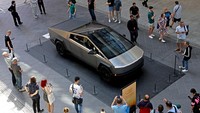 Tesla Cybertruck Curi Perhatian di Mal Berlin