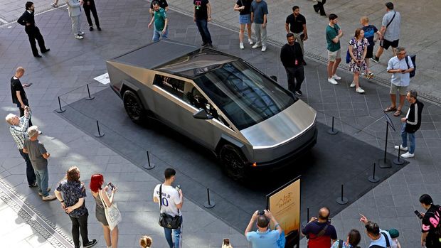 Tesla Cybertruck Curi Perhatian di Mal Berlin People gather around the Cybertruck vehicle by Tesla at the Mall of Berlin in Berlin, Germany, May 2, 2024. REUTERS/Lisi Niesner