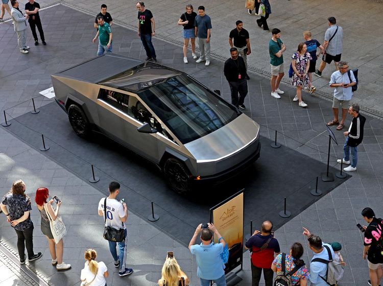 Tesla Cybertruck Curi Perhatian di Mal Berlin