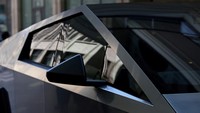 Cybertruck, yang dijuluki sebagai pengangkut pribadi lapis baja dari masa depan akan tersedia dalam tiga konfigurasi berbeda dengan versi termurah mulai dari harga dasar USD 60.990.  