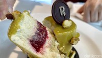 Kuenya terdiri dari lapisan sponge cake, mousse pistachio cokelat putih, selai raspberry yang memberikan sentuhan segar. Foto: detikcom