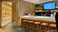 Kafenya didesain dengan interior yang kekinian dengan nuansa kayu klasik, dan sebagian dinding kaca sehingga memberikan kesan hangat. Foto: detikcom