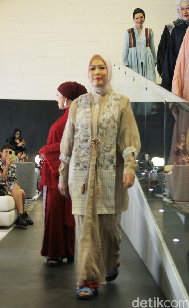 Penampilan para penyintas kanker memeragakan koleksi desainer Adrie Basuki di Forme Showroom di Jalan Wijaya, Jakarta Selatan, Kamis [2/5/2024]. Foto: Mohammad Abduh/detikcom.