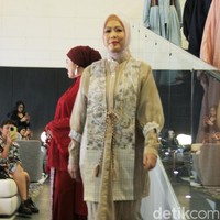 Penampilan para penyintas kanker memeragakan koleksi desainer Adrie Basuki di Forme Showroom di Jalan Wijaya, Jakarta Selatan, Kamis [2/5/2024]. Foto: Mohammad Abduh/detikcom.