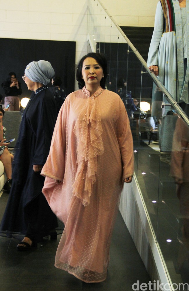 Penampilan para penyintas kanker memeragakan koleksi desainer Adrie Basuki di Forme Showroom di Jalan Wijaya, Jakarta Selatan, Kamis [2/5/2024]. Foto: Mohammad Abduh/detikcom.