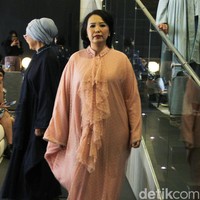 Penampilan para penyintas kanker memeragakan koleksi desainer Adrie Basuki di Forme Showroom di Jalan Wijaya, Jakarta Selatan, Kamis [2/5/2024]. Foto: Mohammad Abduh/detikcom.