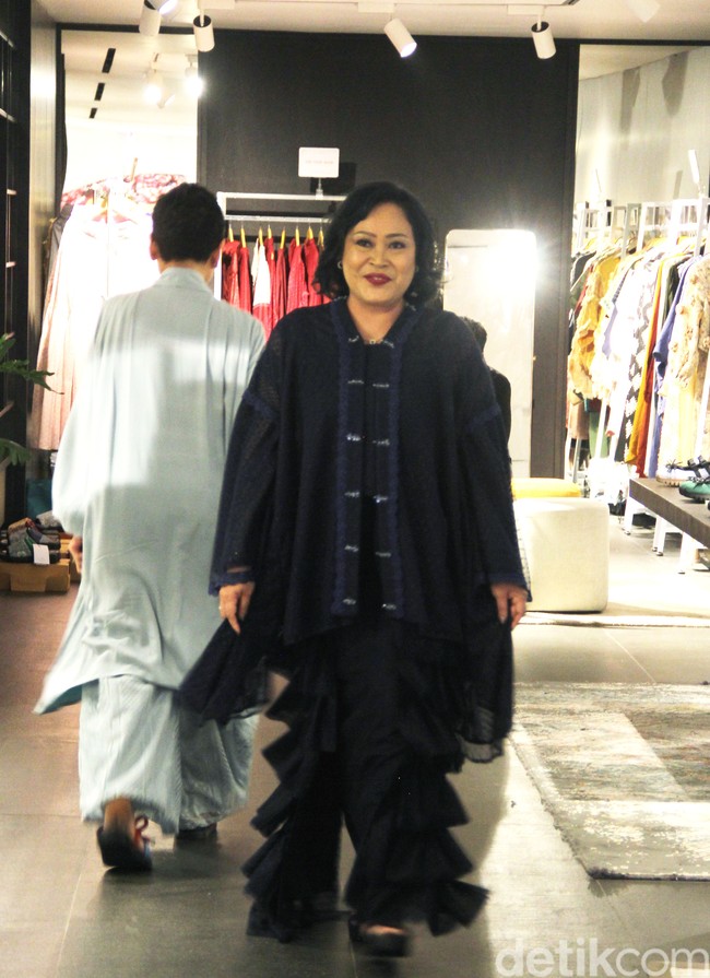 Penampilan para penyintas kanker memeragakan koleksi desainer Adrie Basuki di Forme Showroom di Jalan Wijaya, Jakarta Selatan, Kamis [2/5/2024]. Foto: Mohammad Abduh/detikcom.