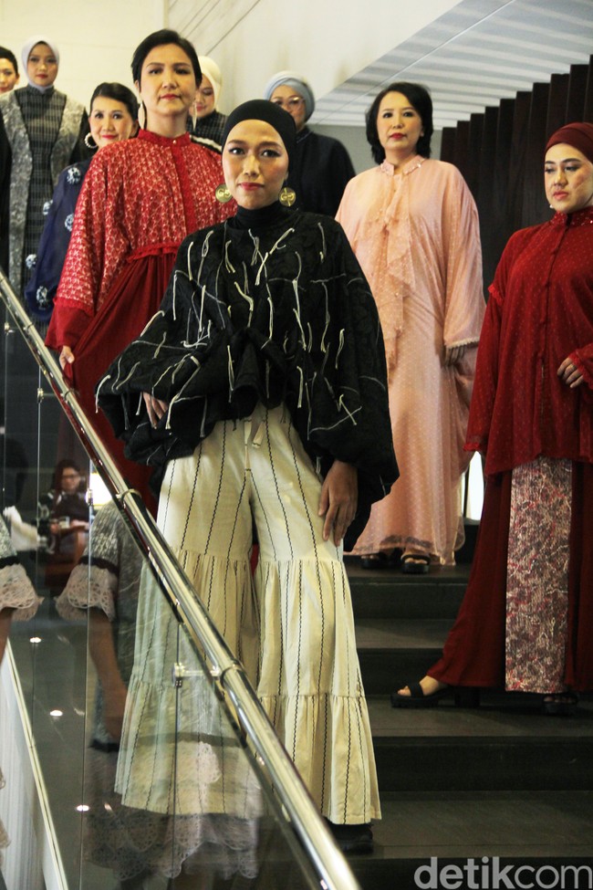 Penampilan para penyintas kanker memeragakan koleksi desainer Adrie Basuki di Forme Showroom di Jalan Wijaya, Jakarta Selatan, Kamis [2/5/2024]. Foto: Mohammad Abduh/detikcom.
