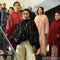 Penampilan para penyintas kanker memeragakan koleksi desainer Adrie Basuki di Forme Showroom di Jalan Wijaya, Jakarta Selatan, Kamis [2/5/2024]. Foto: Mohammad Abduh/detikcom.