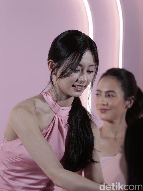 Tzuyu TWICE saat menghadiri konferensi pers POND'S SKIN INSTITUTE di Hotel Fairmont, kawasan Senayan, Jakarta Pusat, pada Jumat (3/5/2024).