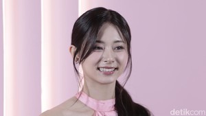 Pagi jelang siang Tzuyu menyapa ONCE dan media di Jakarta dengan gaun pink yang membuatnya terlihat glowing. Cantik banget ya! (Foto: Atmi Ahsani Yusron/detikcom)