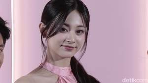 Tzuyu tampil dengan rambut yang ditata simpel belah tengah yang membingkai wajahnya dengan sempurna. (Foto: Atmi Ahsani Yusron/detikcom)