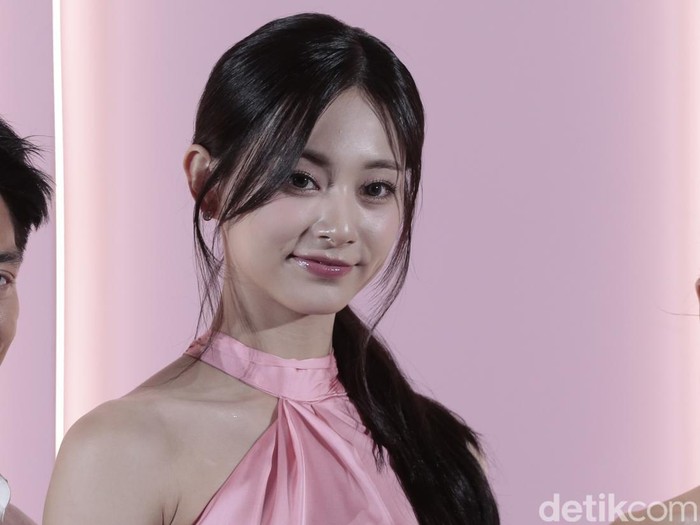 Tzuyu TWICE saat menghadiri konferensi pers POND'S SKIN INSTITUTE di Hotel Fairmont, kawasan Senayan, Jakarta Pusat, pada Jumat (3/5/2024).