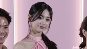 Postur perfect Tzuyu dengan gaun pink-nya. (Foto: Atmi Ahsani Yusron/detikcom)