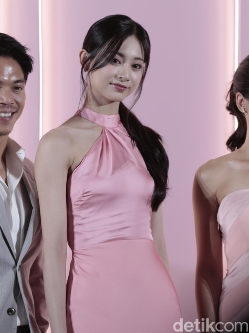 Tzuyu TWICE saat menghadiri konferensi pers POND'S SKIN INSTITUTE di Hotel Fairmont, kawasan Senayan, Jakarta Pusat, pada Jumat (3/5/2024).