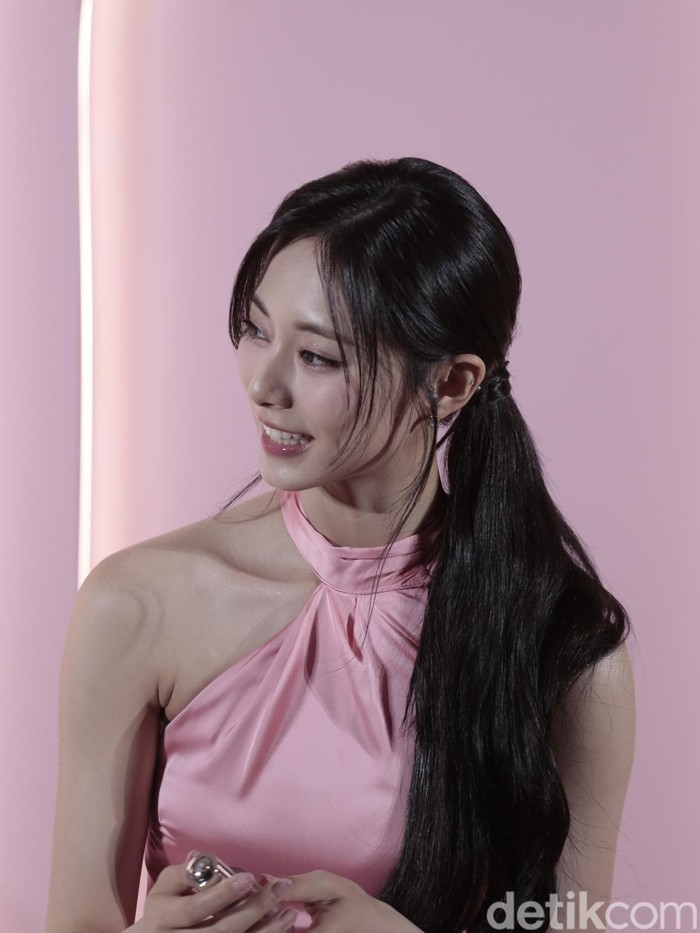Tzuyu TWICE saat menghadiri konferensi pers POND'S SKIN INSTITUTE di Hotel Fairmont, kawasan Senayan, Jakarta Pusat, pada Jumat (3/5/2024).