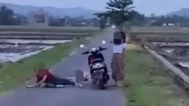 Viral 3 remaja perempuan di Blitar tiduran tengah jalan persawahan diduga mabuk.