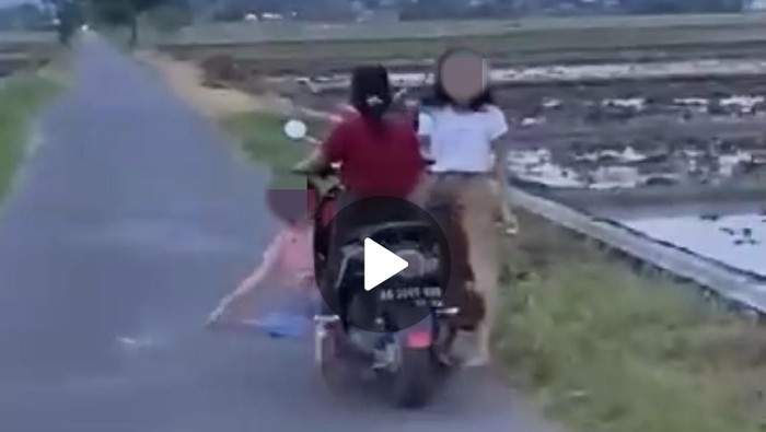 Viral 3 remaja perempuan di Blitar tiduran tengah jalan persawahan diduga mabuk.