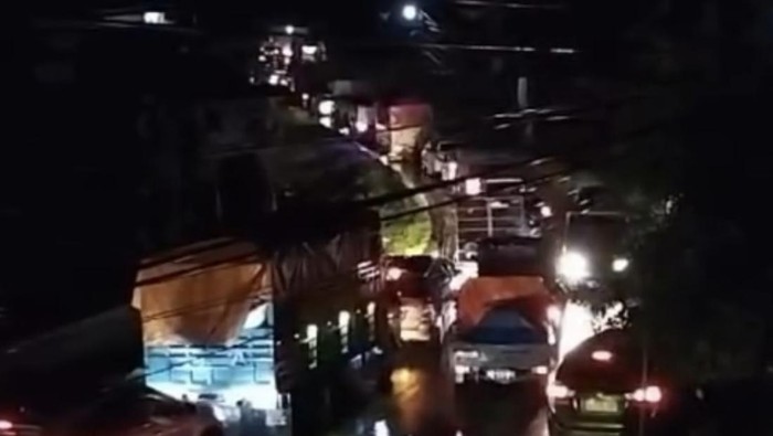 Jalan Trans Sulawesi Poros Wajo-Palopo lumpuh total malam ini. Antrean kendaraan mengular hingga 5 kilometer (Km).