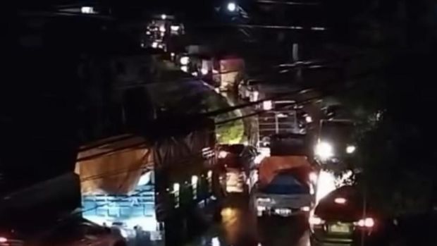 Jalan Trans Sulawesi Poros Wajo-Palopo lumpuh total malam ini. Antrean kendaraan mengular hingga 5 kilometer (Km).