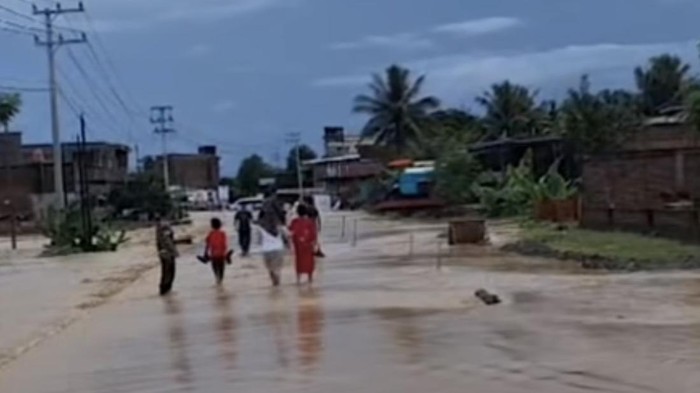 Jalan Poros Wajo-Palopo tidak bisa dilewati gegara banjir.